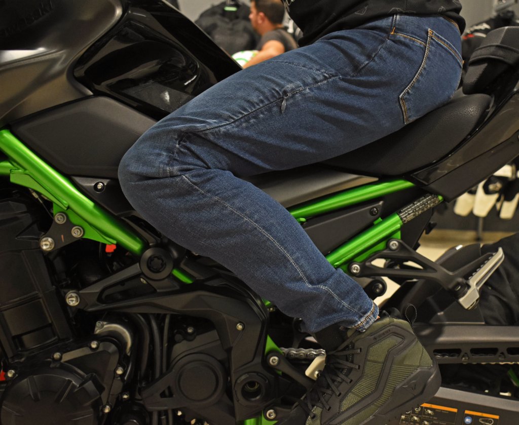 pantalones vaqueros de moto